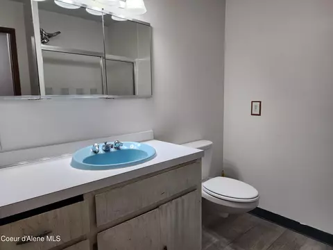 Bath - 109 Greenview Ter, Pinehurst, ID 83850 photo 1 of 2