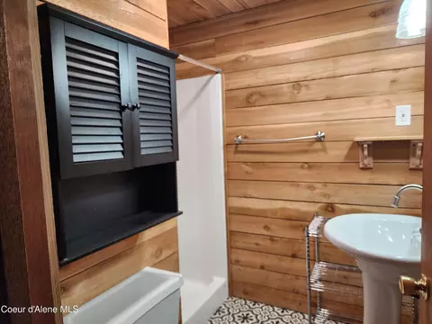Bath - 109 Greenview Ter, Pinehurst, ID 83850 photo 2 of 2