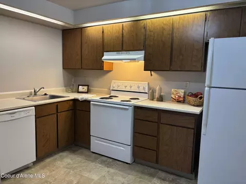 Kitchen - 107 E Willow Tree Ln, Hayden, ID 83835 photo 2 of 2