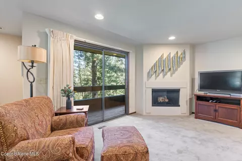 Living - 14709 W Riverview Dr, Post Falls, ID 83854 photo 4 of 5