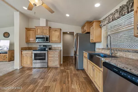 Kitchen - 216 Midas Dr, Sagle, ID 83860 photo 2 of 2