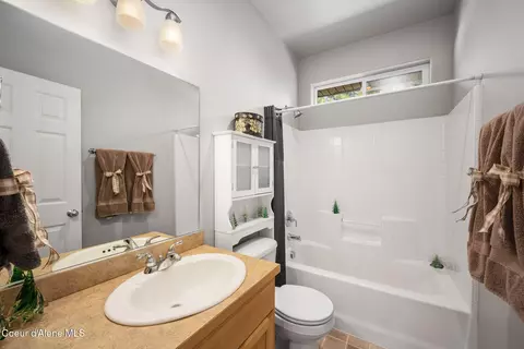 Bath - 5628 E Shoreline Dr, Post Falls, ID 83854 photo 5 of 5
