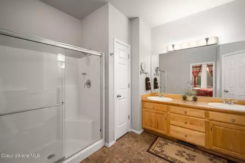 Bath - 5628 E Shoreline Dr, Post Falls, ID 83854 photo 3 of 5