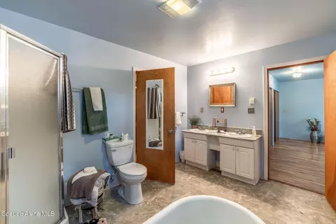 Bath - 5702 E Hooker Hill Rd, Hayden, ID 83835 photo 2 of 2