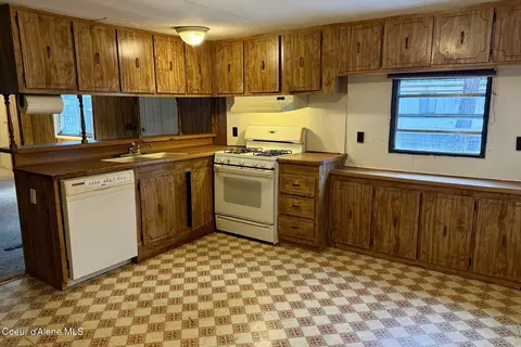 Kitchen - 3079 E Steele Ave, Post Falls, ID 83854 photo 2 of 3