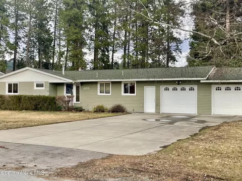 205 Woodland Dr, Pinehurst, ID 83850