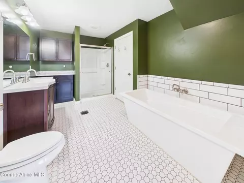 Bath - 609 S Maple St, Kellogg, ID 83837 photo 2 of 3