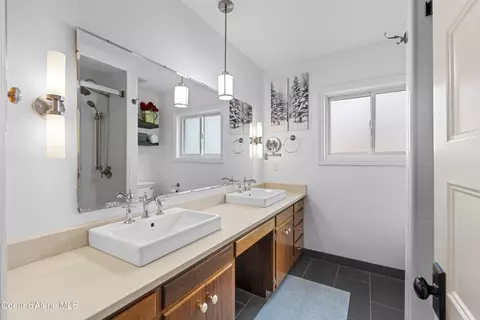 Bath - 245 Woolsey Rd, Sagle, ID 83860 photo 2 of 4