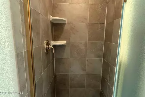 Bath - 620 SE Alderwood Ct, Pullman, WA 99163 photo 2 of 4