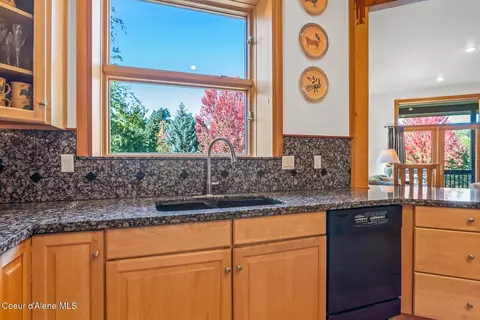 Kitchen - 620 SE Alderwood Ct, Pullman, WA 99163 photo 4 of 5