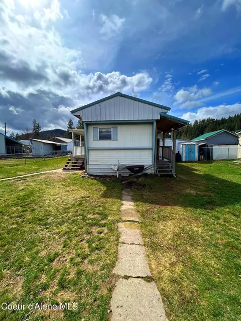 505 Wyoming Ave, Pinehurst, ID 83850