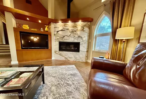 Living - 424 2nd St, Kellogg, ID 83837 photo 1 of 2