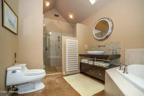 Bath - 424 2nd St, Kellogg, ID 83837 photo 1 of 5