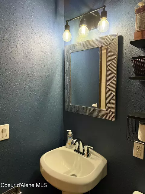 Bath - 420 E Larch Ave, Osburn, ID 83849 photo 2 of 2
