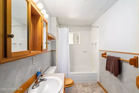 Bath - 5341 Hoo Doo Lp Rd, Oldtown, ID 83822 photo 1 of 2
