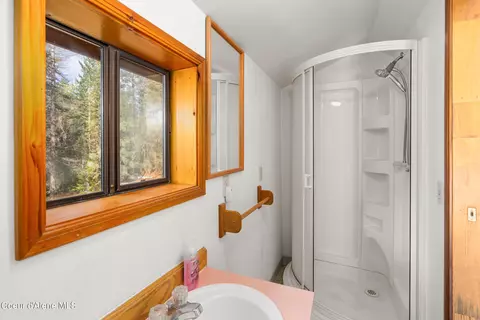 Bath - 5341 Hoo Doo Lp Rd, Oldtown, ID 83822 photo 2 of 2