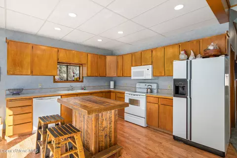 Kitchen - 5341 Hoo Doo Lp Rd, Oldtown, ID 83822 photo 2 of 3