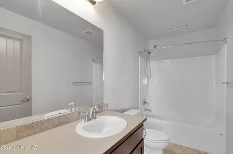 Bath - 4381 N Shelburne Loop, Post Falls, ID 83854 photo 2 of 2
