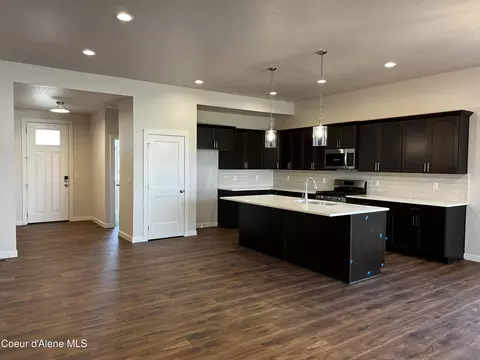 Kitchen - 3384 N Cyprus Fox Lp Lp, Post Falls, ID 83854 photo 3 of 3