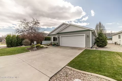 832 W Oakwood Dr, Hayden, ID 83835