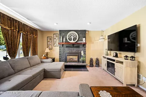 Living - 11310 E Frederick Ave, Spokane Valley, WA 99206 photo 2 of 3