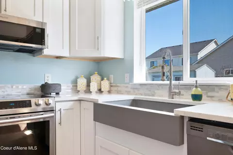 Kitchen - 370 E Tiger Ave, Post Falls, ID 83854 photo 5 of 6