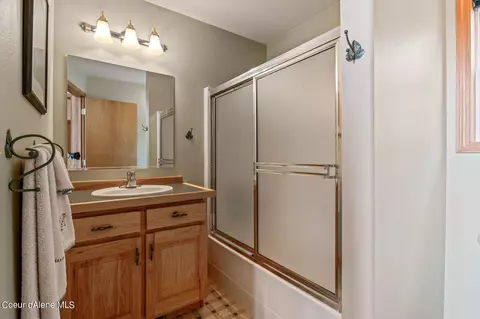 Bath - 118 Alpine Ln, Hope, ID 83836 photo 3 of 4