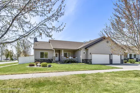 706 E Round Up Cir, Hayden, ID 83835