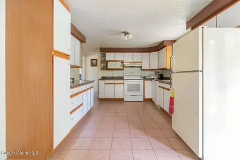 Kitchen - 108 Sandy Ridge Rd, Naples, ID 83847 photo 2 of 3