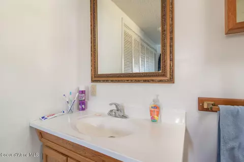 Bath - 108 Sandy Ridge Rd, Naples, ID 83847 photo 2 of 2