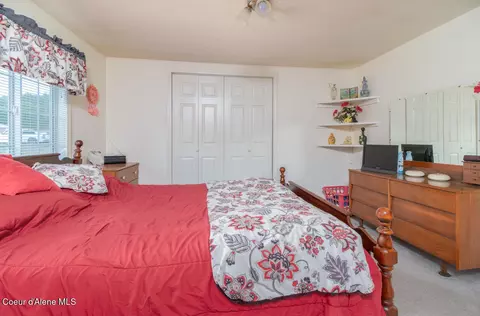 Bedroom - 108 Sandy Ridge Rd, Naples, ID 83847 photo 2 of 6