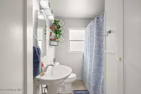 Bath - 405 Cedar St, Kellogg, ID 83837 photo 1 of 1