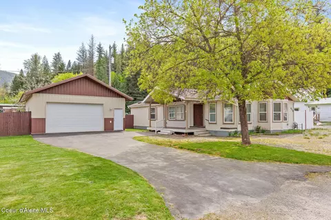 809 A St, Pinehurst, ID 83850