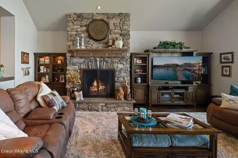 Living - 2576 E Parker Ave, Harrison, ID 83833 photo 1 of 3
