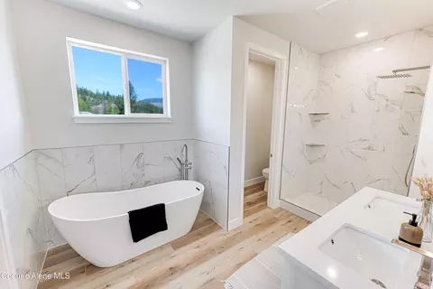 Bath - 204 Silver Saddle Ct, Pinehurst, ID 83850 photo 5 of 7