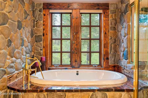 Bath - 286 E Canoe Point Rd, Coolin, ID 83821 photo 2 of 7
