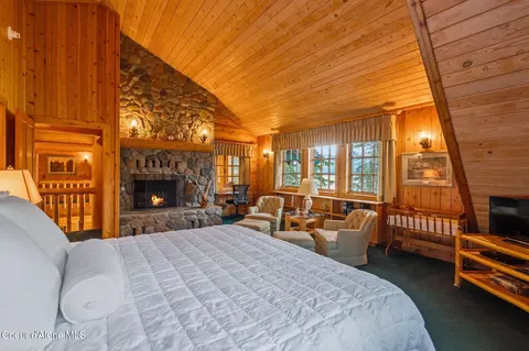 Bedroom - 286 E Canoe Point Rd, Coolin, ID 83821 photo 5 of 10