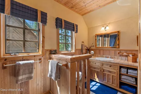 Bath - 286 E Canoe Point Rd, Coolin, ID 83821 photo 6 of 7