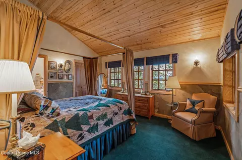 Bedroom - 286 E Canoe Point Rd, Coolin, ID 83821 photo 3 of 10