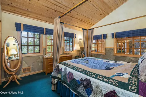 Bedroom - 286 E Canoe Point Rd, Coolin, ID 83821 photo 7 of 10