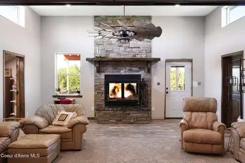 Living - 94 Campbell Point Rd, Laclede, ID 83841 photo 2 of 3