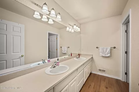 Bath - 17536 W Julia Dr, Hauser, ID 83854 photo 3 of 4