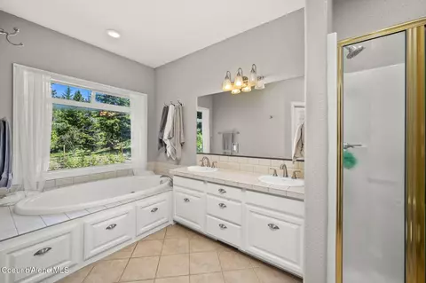 Bath - 17536 W Julia Dr, Hauser, ID 83854 photo 1 of 4