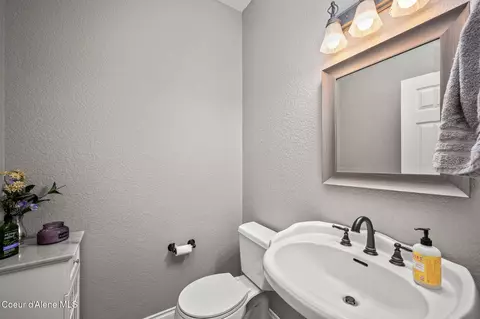 Bath - 17536 W Julia Dr, Hauser, ID 83854 photo 2 of 4