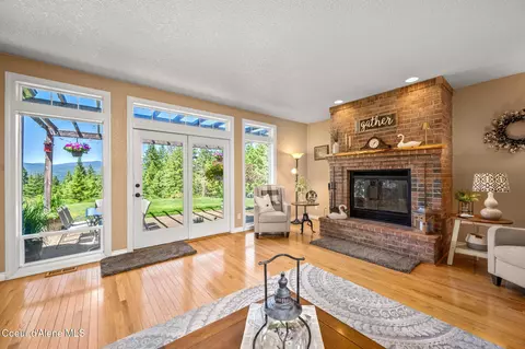 Living - 17536 W Julia Dr, Hauser, ID 83854 photo 2 of 5