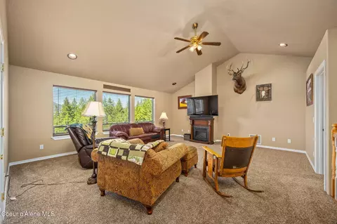 Living - 17536 W Julia Dr, Hauser, ID 83854 photo 4 of 5