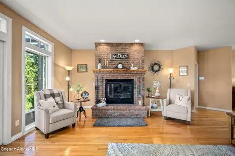 Living - 17536 W Julia Dr, Hauser, ID 83854 photo 3 of 5