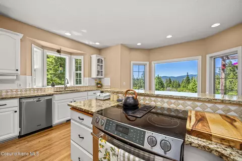 Kitchen - 17536 W Julia Dr, Hauser, ID 83854 photo 4 of 4