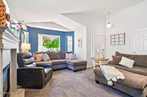 Living - 5820 E Steamboat Bnd, Post Falls, ID 83854 photo 3 of 4