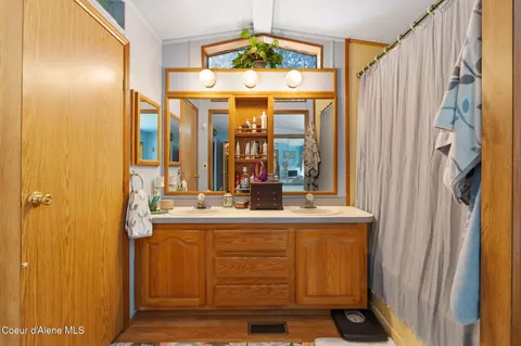 Bath - 490 Samuels Rd, Sandpoint, ID 83864 photo 1 of 3